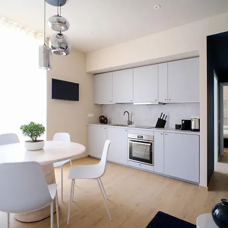 아파트 The Garden Premium - Large Windows - 3min Walk To Bernina Express & Station 티라노
