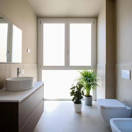 The Garden Premium - Large Windows - 3min Walk To Bernina Express & Station 티라노